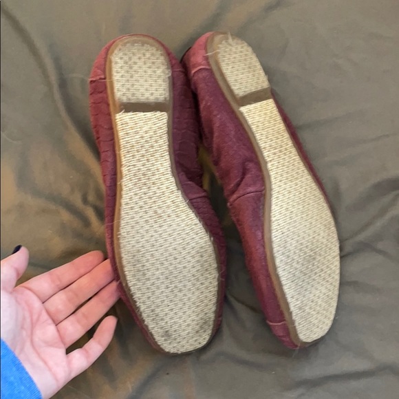 Cute cranberry Toms flats - Picture 4 of 5